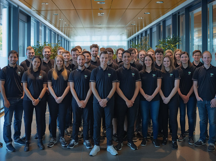 Mitarbeiter in einheitlichen Poloshirts mit Firmenlogo als Beispiel für bedruckte Arbeitskleidung